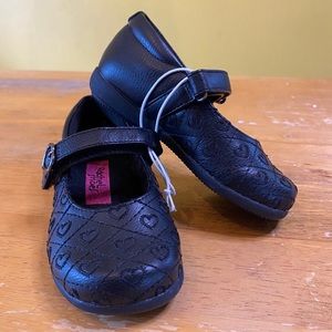 Black Mary Jane-style shoes with heart buckle